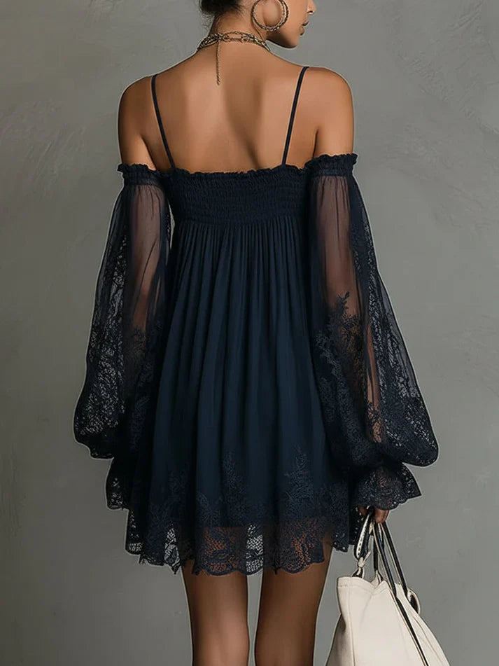 Kurzes Chiffonkleid mit Off-Shoulder-Ausschnitt, Spitzenbesatz und durchsichtigen Ärmeln