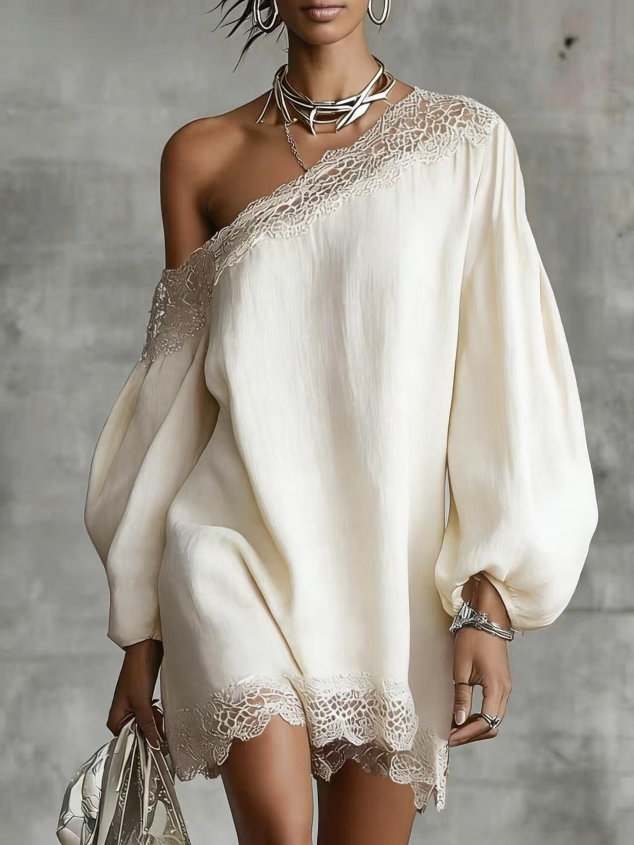 Schulterfreies Freizeitkleid mit Spitzenbesatz und langen Ärmeln